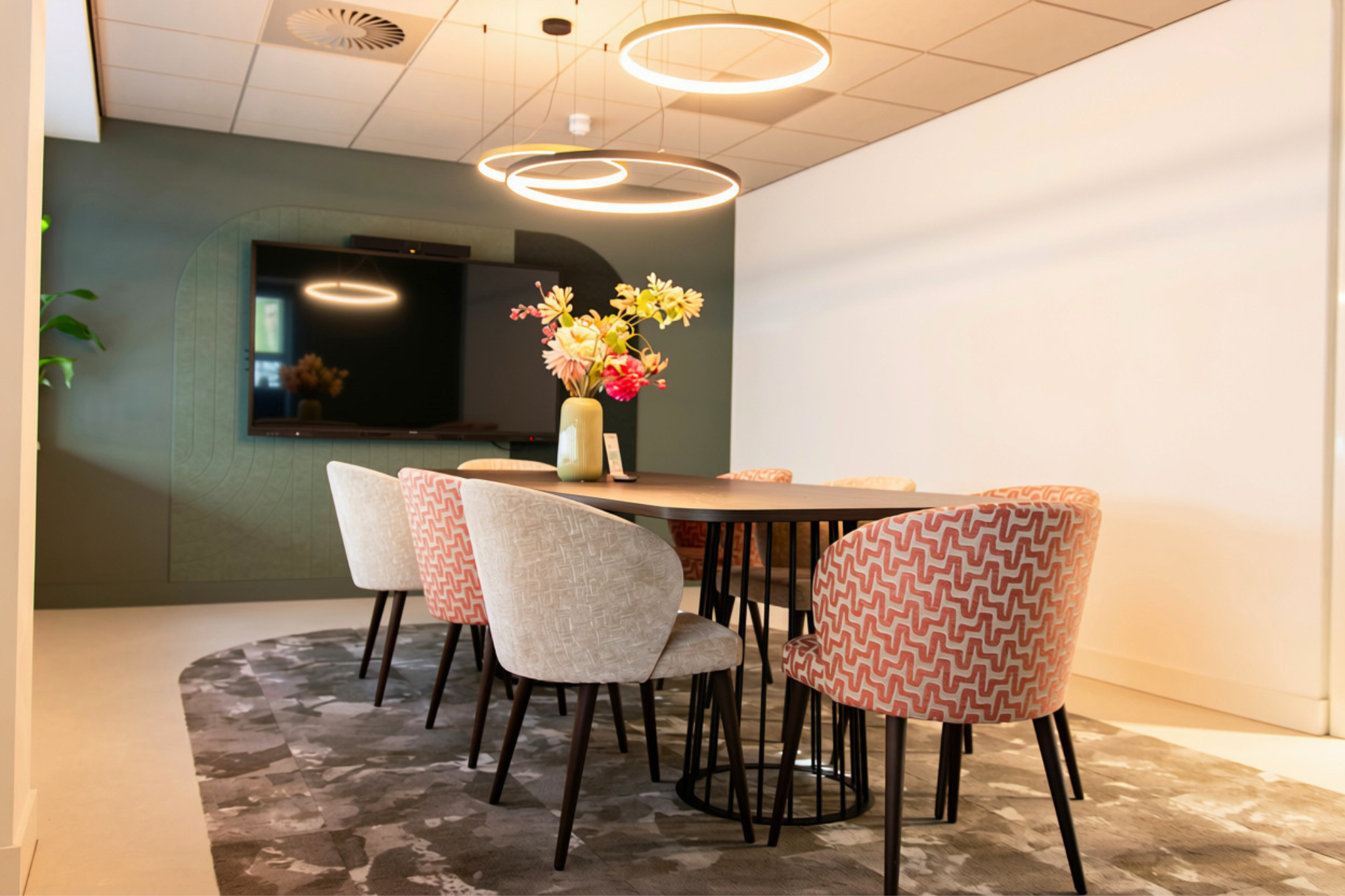 Foto van Boost 1.1, tafel met stoelen en beeldscherm