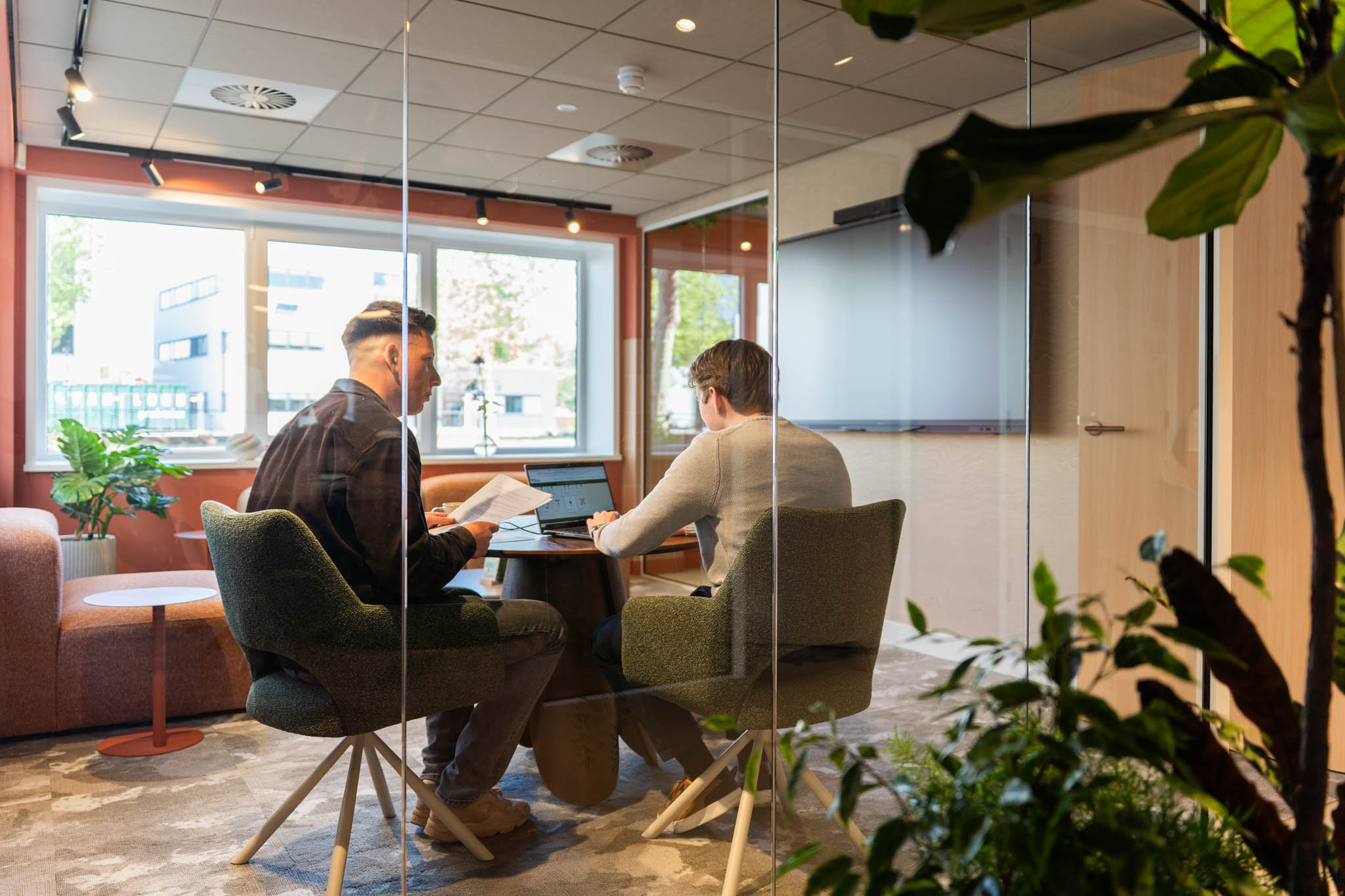 Foto van UX lab 2.1, ingericht voor eye-tracking onderzoek