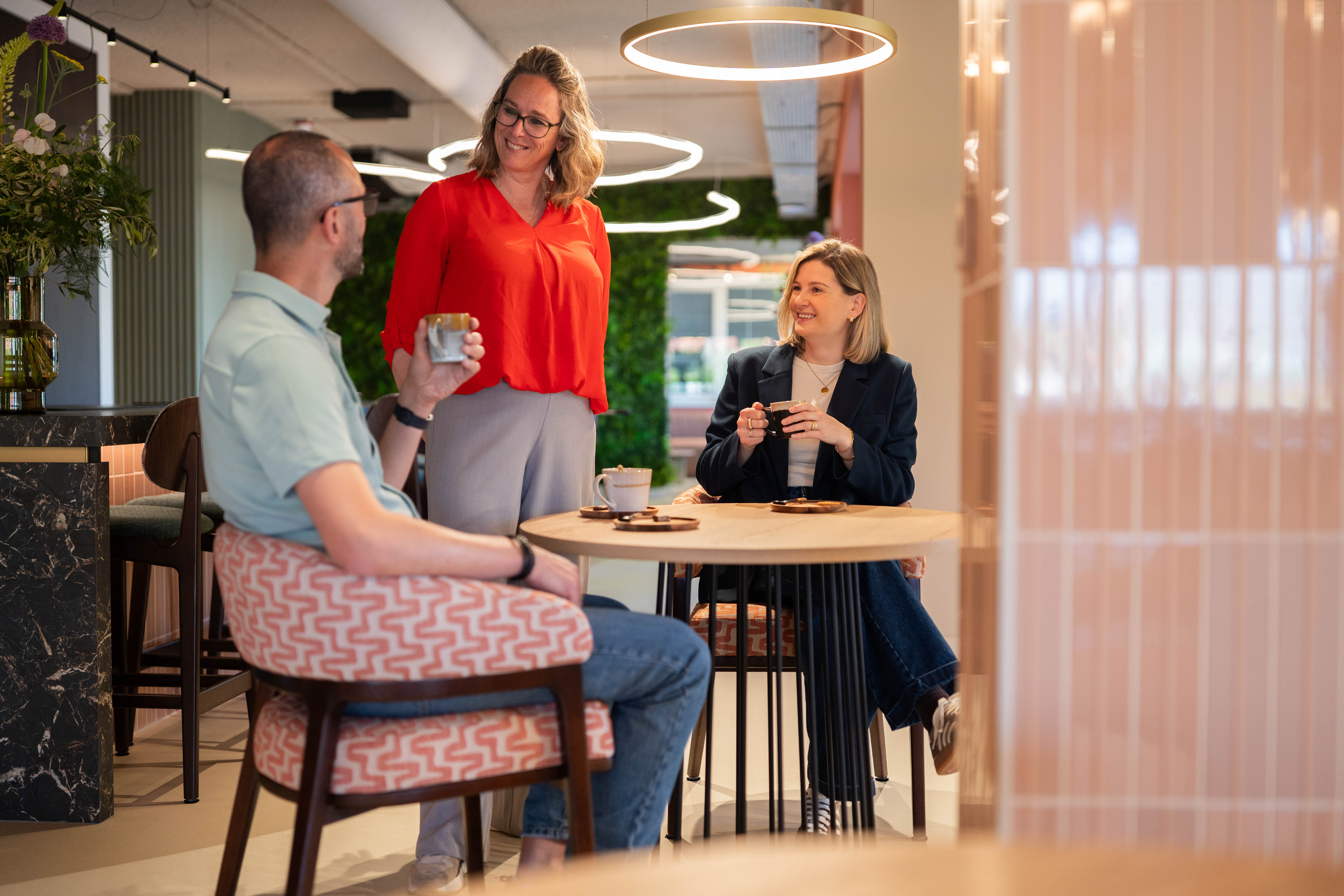 Collega's in gesprek aan een tafel in de Brasserie