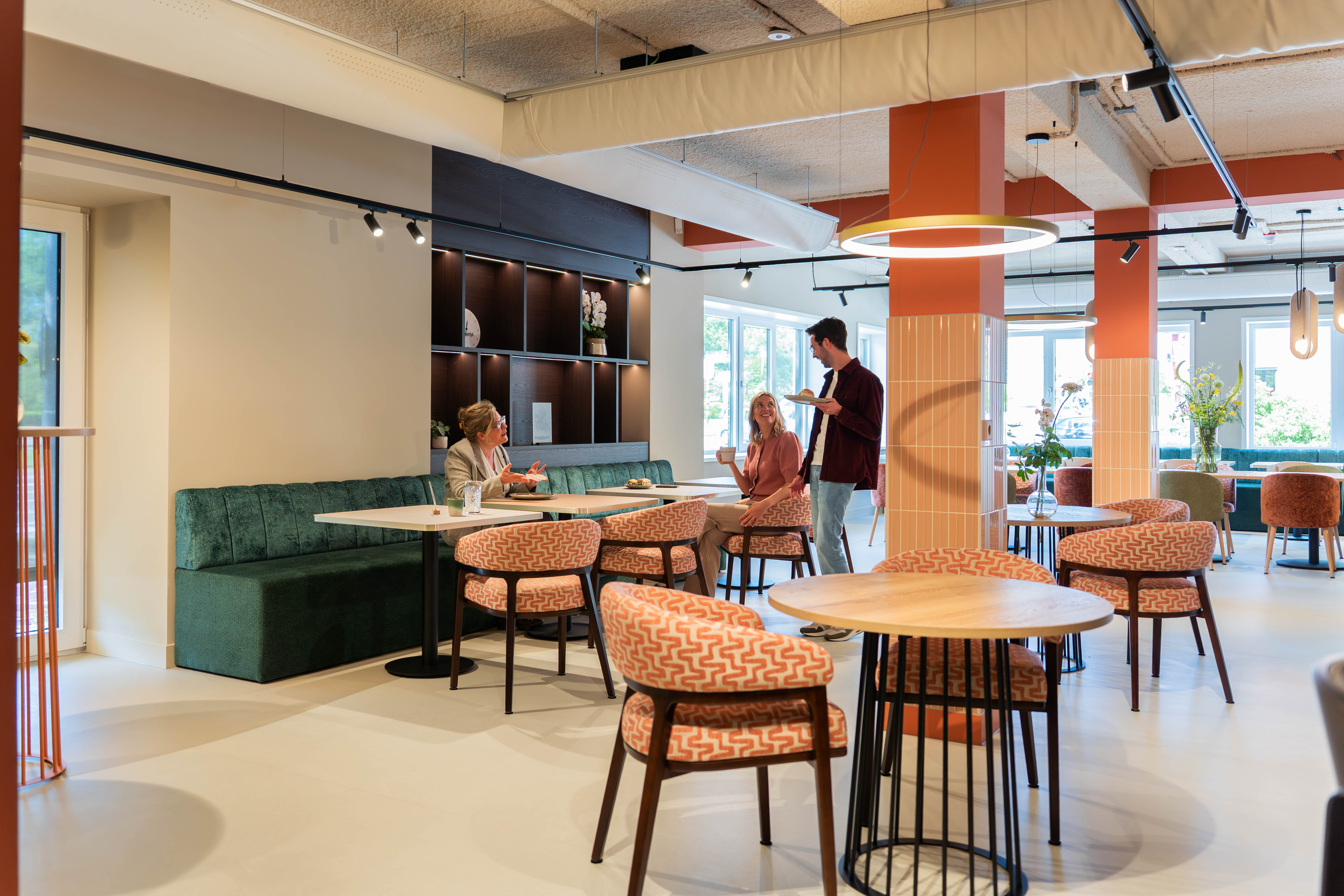 Foto van de Brasserie met zitjes en tafels