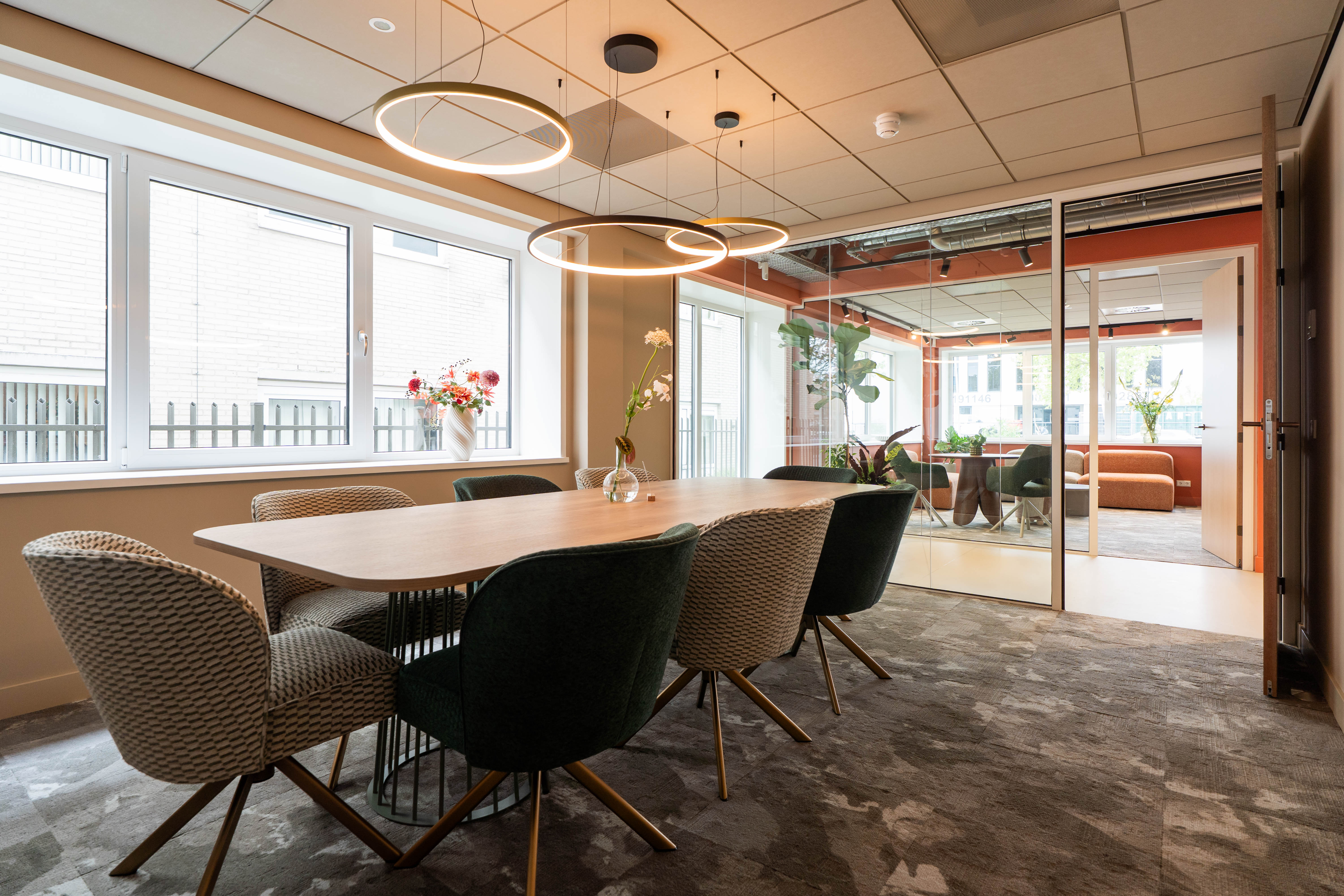 Vergadertafel met groot raam en uitzicht