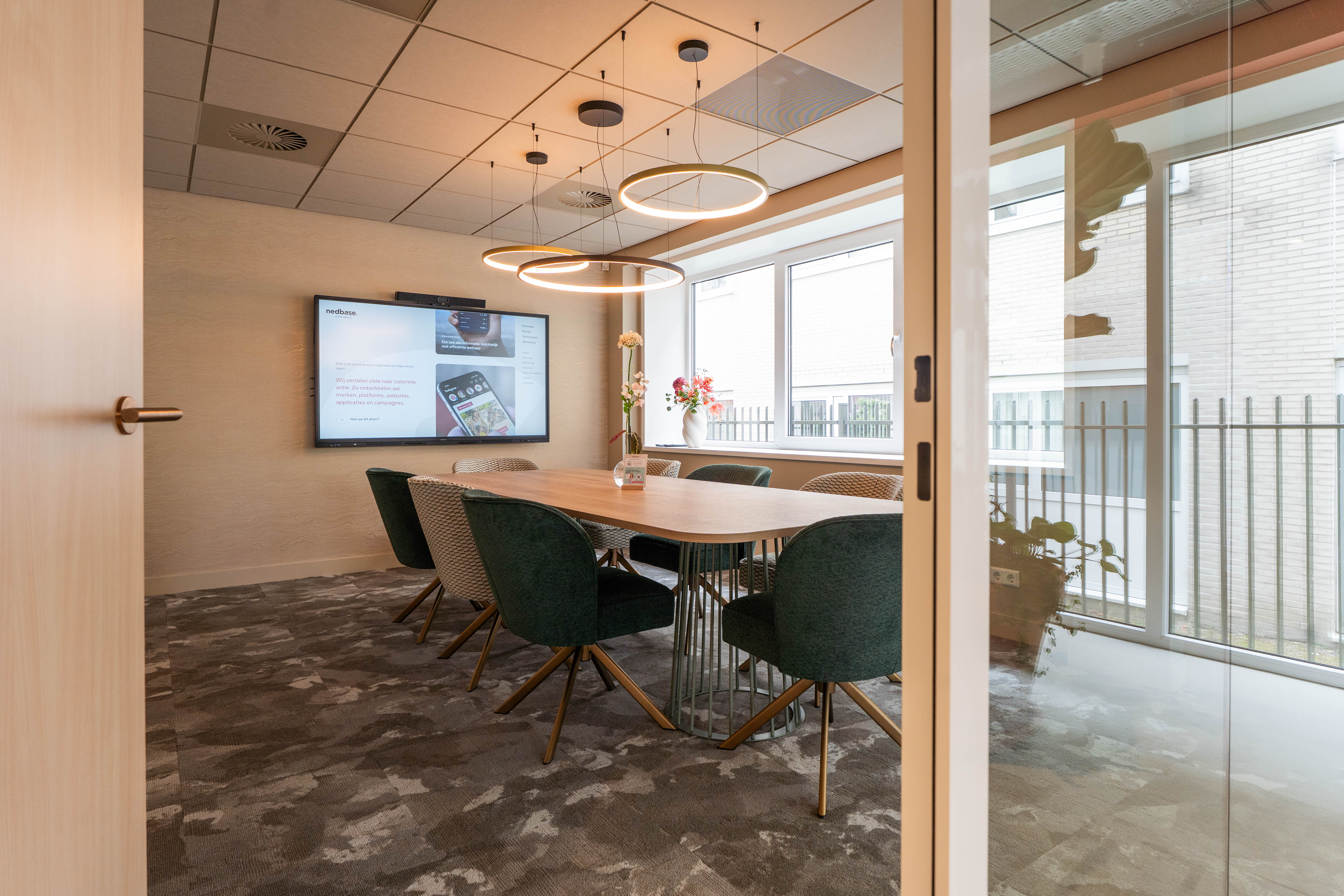 Foto van Impact 0.3, met tafel voor 8 personen en beeldscherm