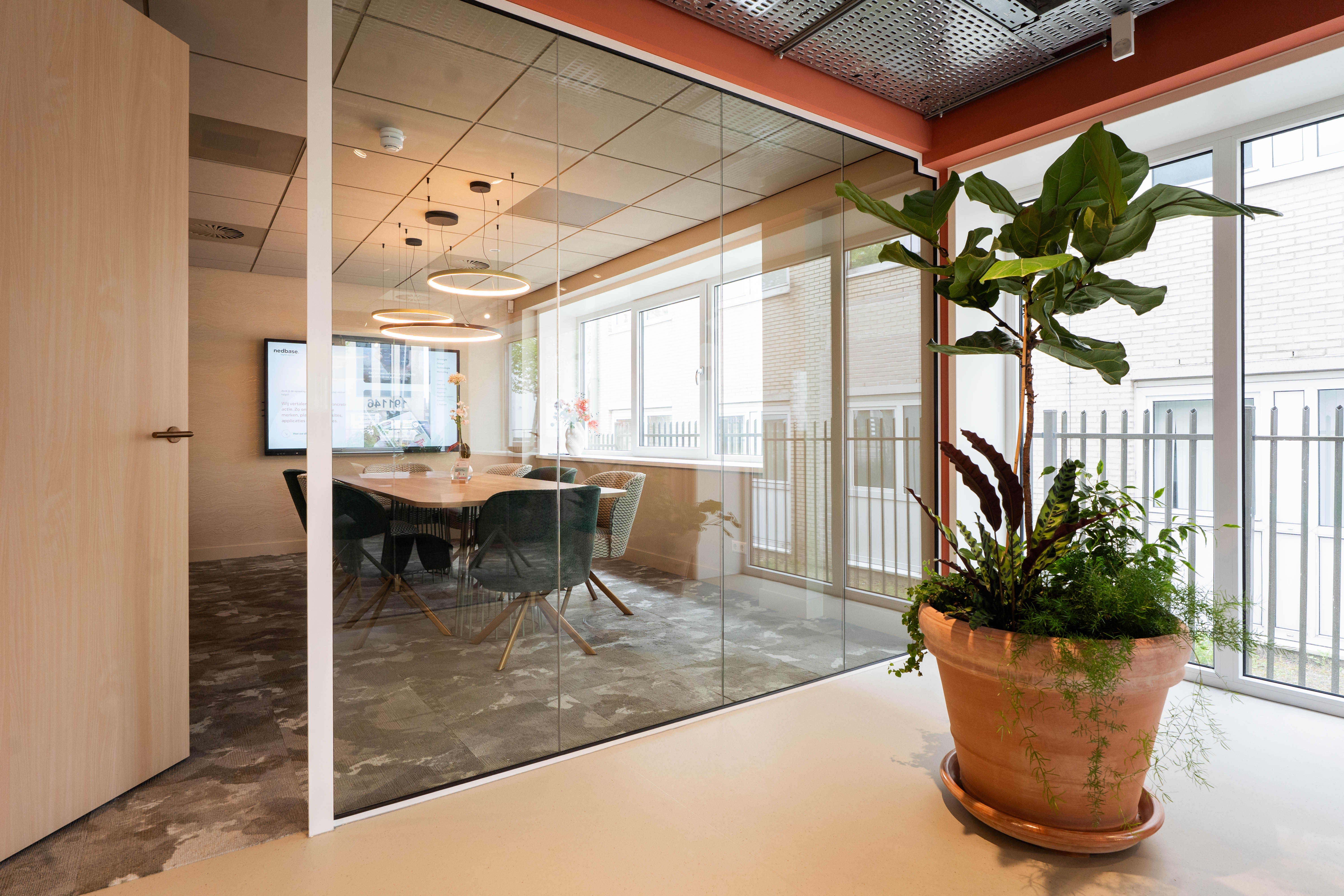 Vergadertafel met grote plant op de voorgrond