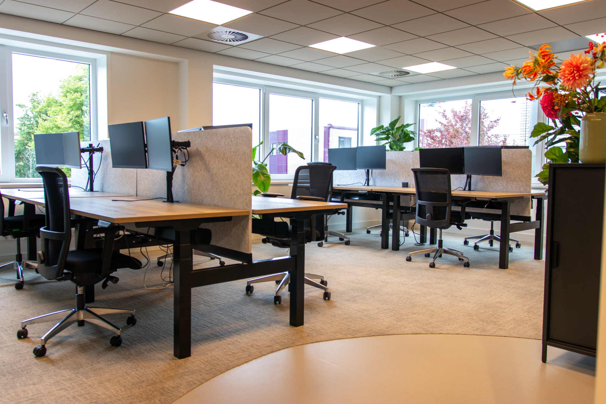 Foto van de kantoorruimte op de 1e etage, met zit-sta-bureaus